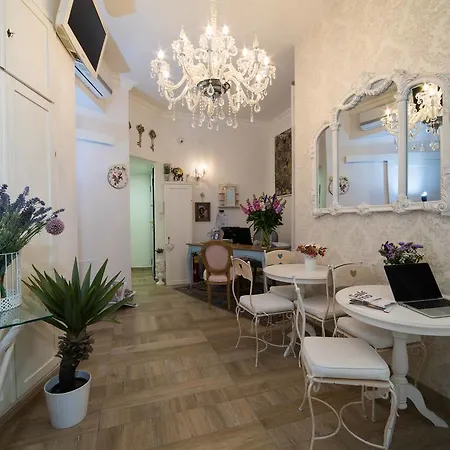 Chic In Center Bed & Breakfast