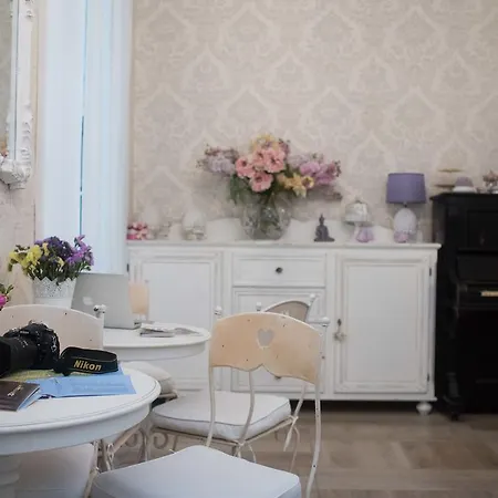 Chic In Center Bed & Breakfast
