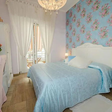 Bed & Breakfast Chic In Center 3*