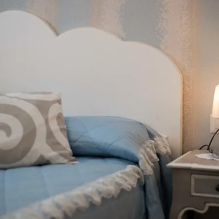 Bed & Breakfast Chic In Center 3*